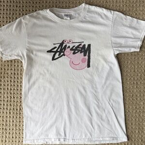 Stussy Kids Tee with Peppa Pig logo.Tag adult Med  but more like a Boys large.